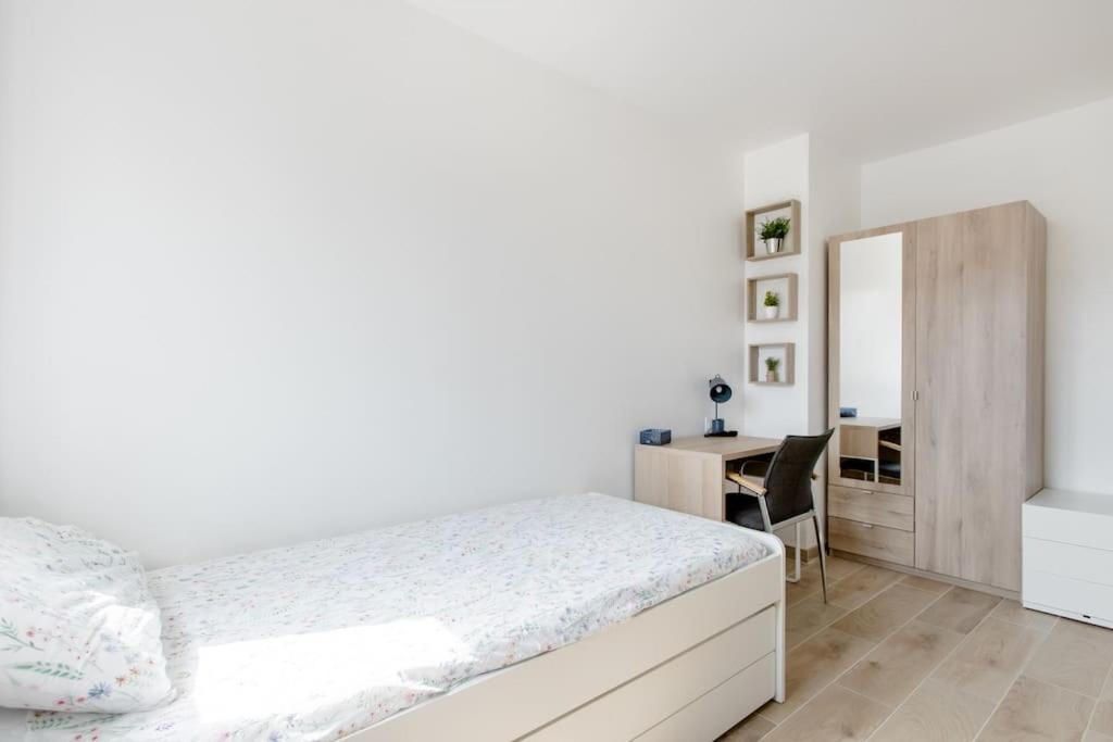 Private Room In Renovated Apartment - Tram 1 Min Walk Nice Exterior photo
