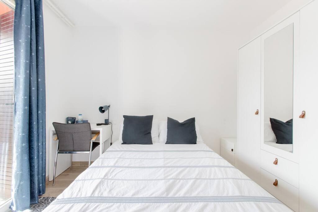 Private Room In Renovated Apartment - Tram 1 Min Walk Nice Exterior photo
